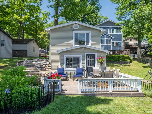 16161.5 Knobhill Dr, Linden, MI 48451