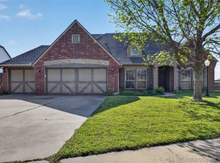 9302 N 98th Ct E, Owasso, OK 74055
