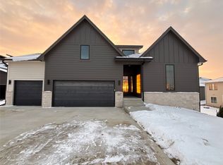347 S Cedar Ridge Cv, West Des Moines, IA 50266