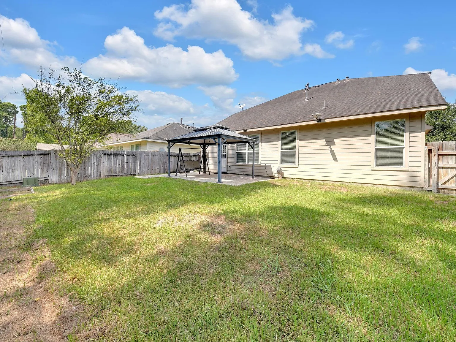 4 bed, 2.5 bath, 2656 sqft, $2,150 — Photo 2
