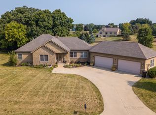 412 Bluffs Edge Dr, McHenry, IL 60051