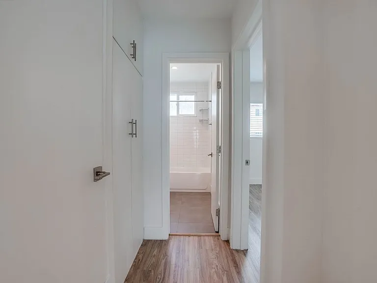 Stylish MidCentury Building in West Adams Park Tract — Photo 34