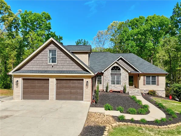 223 Brooks Dr, Townville, SC 29689