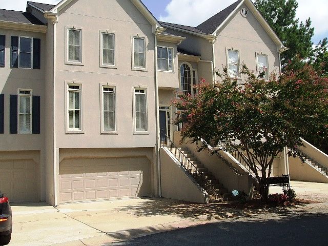 Elegant townhome in convenient Smyrna