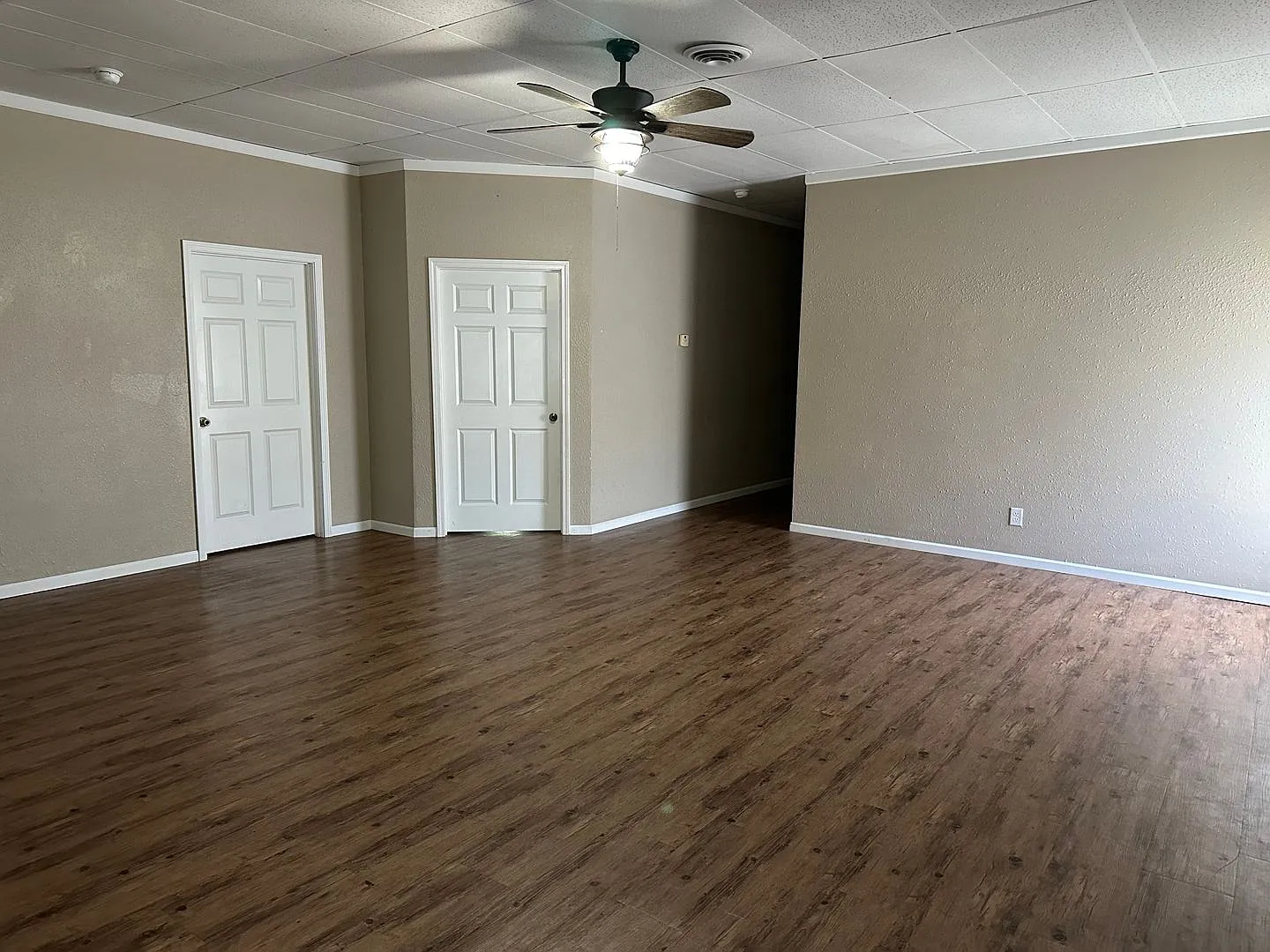 5 Bedroom 2 Bathroom — Photo 2