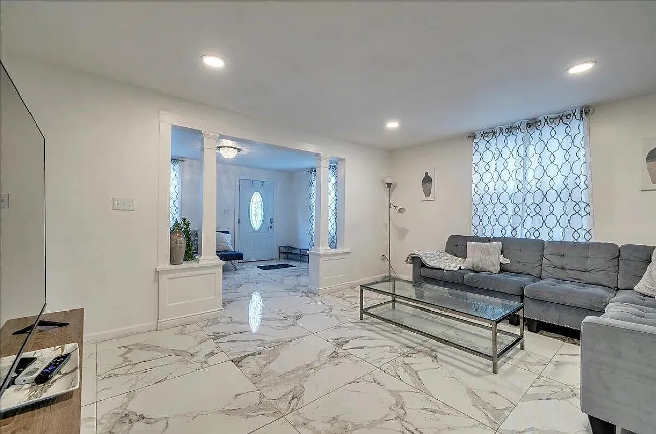 230 State St — Photo 4