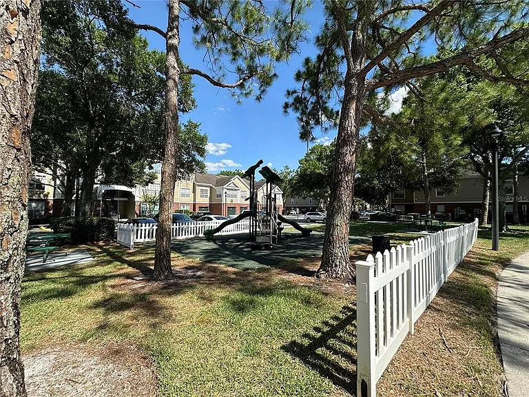 Plantation Park Cir — Photo 36
