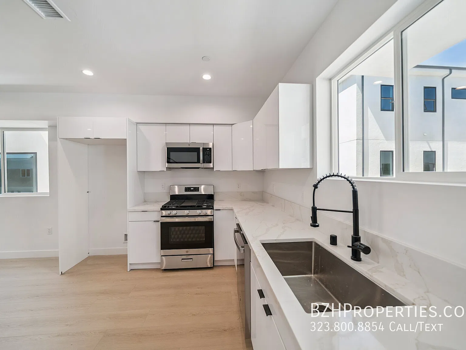 Modern Multi-Level Living with 3 Bathrooms & In-Unit Laundry — Photo 4