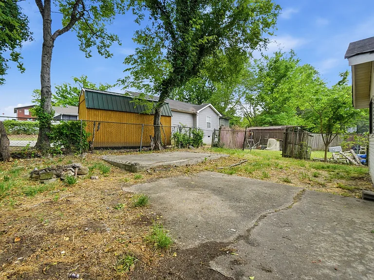 216 N Hickory St — Photo 24