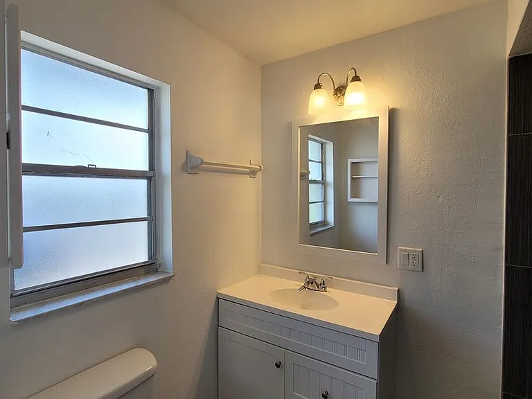 702 SE 47th St #3 — Photo 8