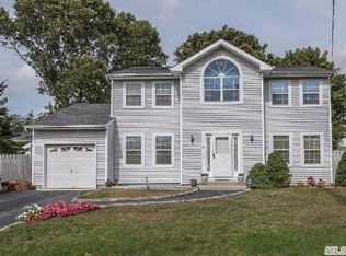 23 Richard Rd, Selden, NY 11784