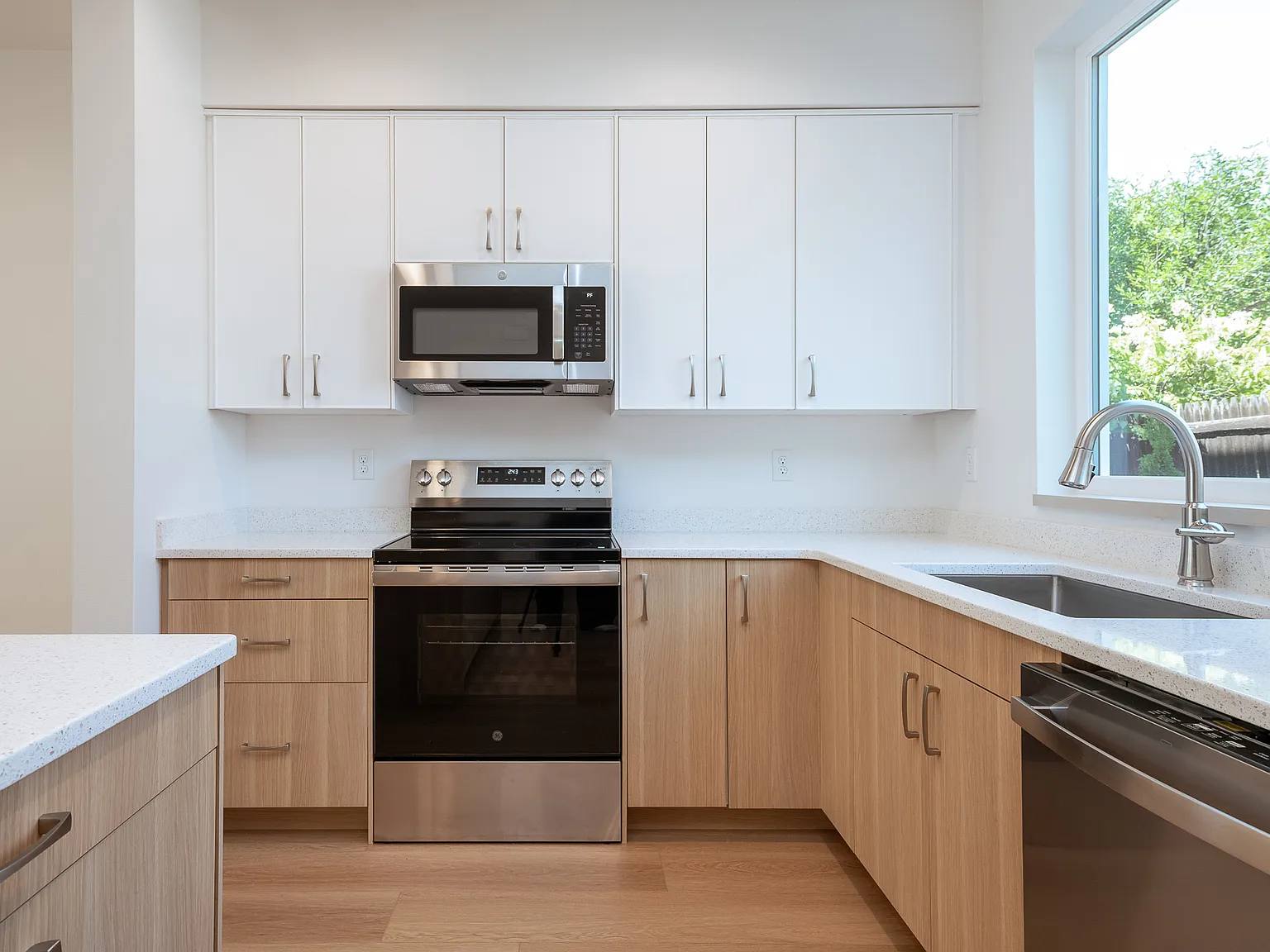 3 bed, 2.5 bath, 1680 sqft, $2,100 — Photo 3