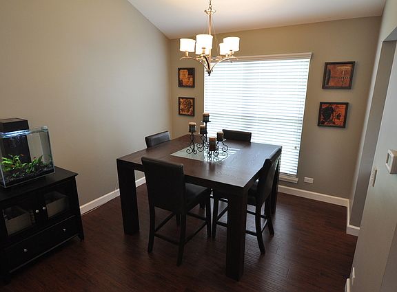 4th image of 1055 Bradford Ct
