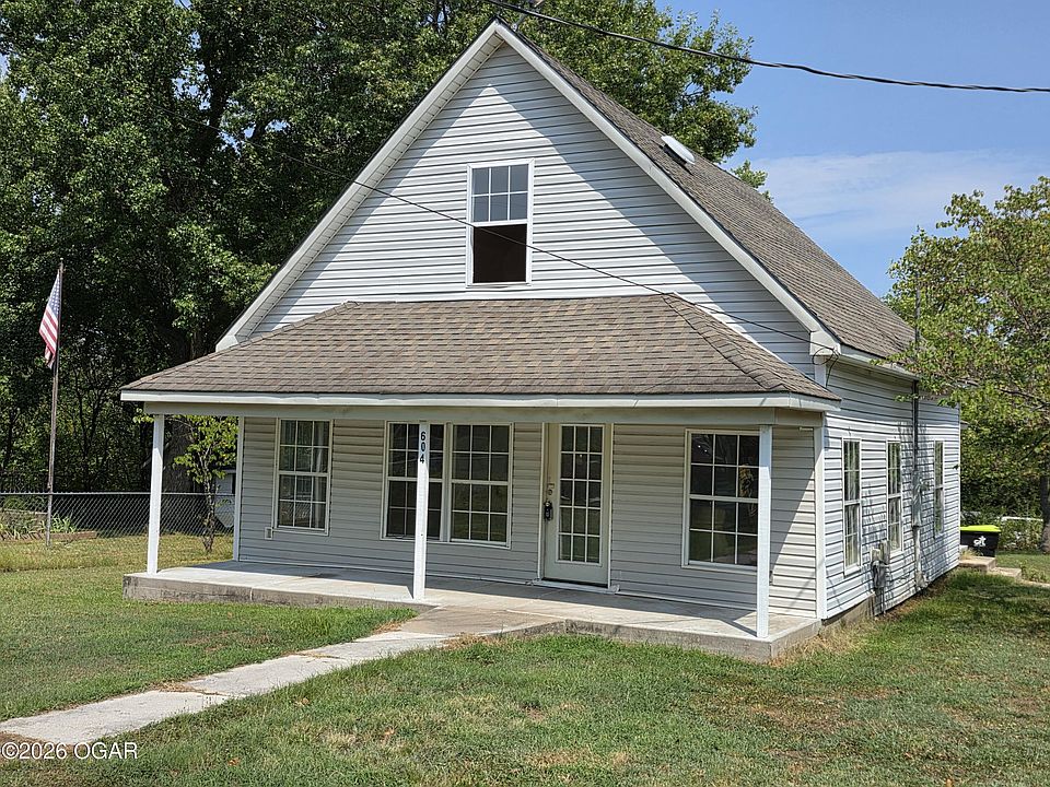 1st image of 604 N Center St