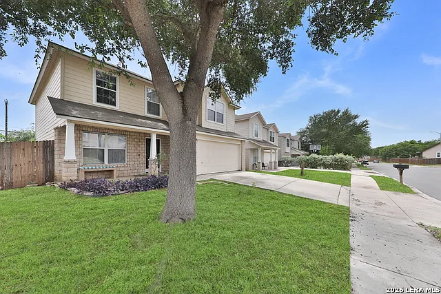 3 bed, 2.5 bath, 2167 sqft, $1,795 — Photo 2