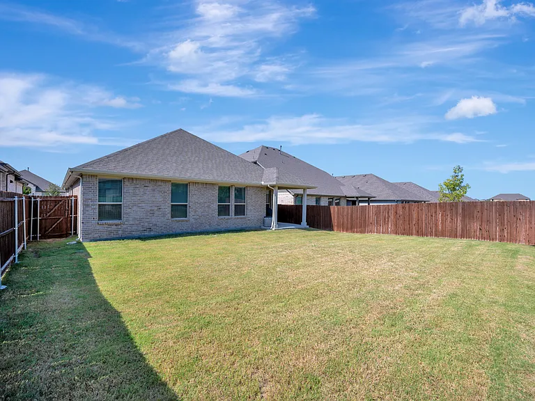 2028 Windsor Dr — Photo 35