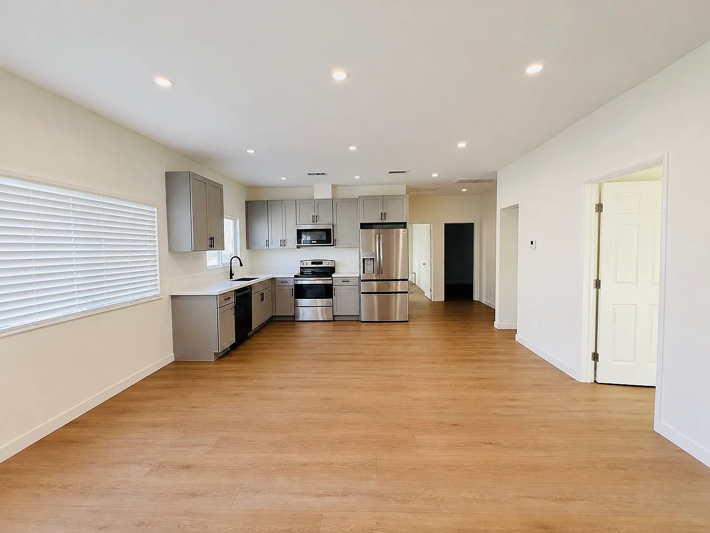 3 bed, 900 sqft, $3,900 — Photo 2
