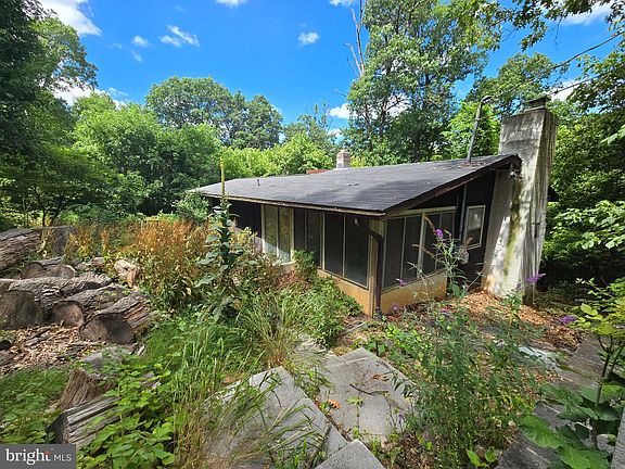 2nd image of 48 Pineview Dr