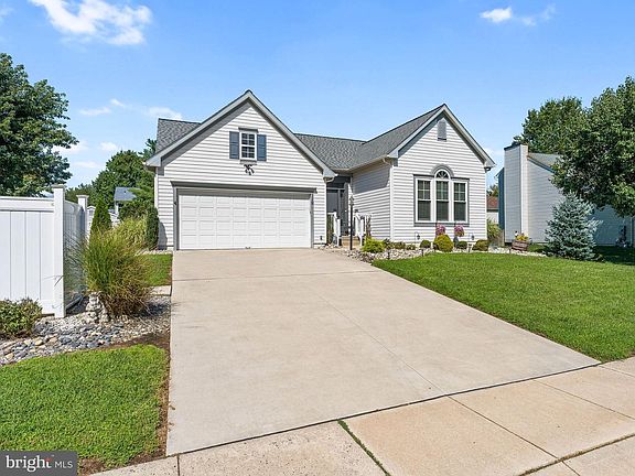 3rd image of 119 Harrogate Dr