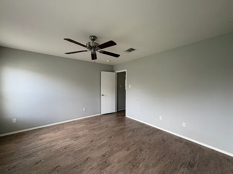 1034 W South St — Photo 12