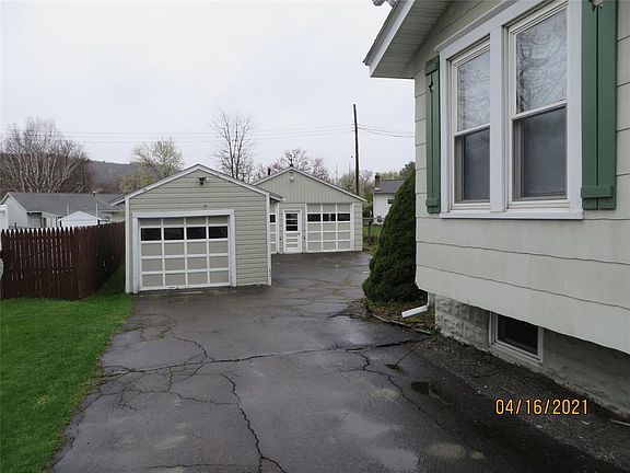 5th image of 717 Elm St