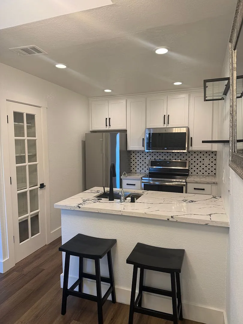 Beautifully Updated 2-Bedroom, 2-Bath Condominium — Photo 2