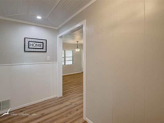 3rd image of 2208 Glenwood Dr
