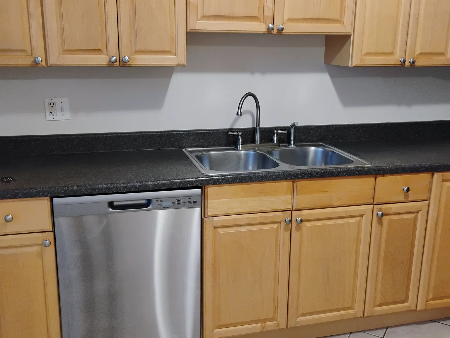 3 bed, 1.5 bath, 1600 sqft, $2,675 — Photo 2