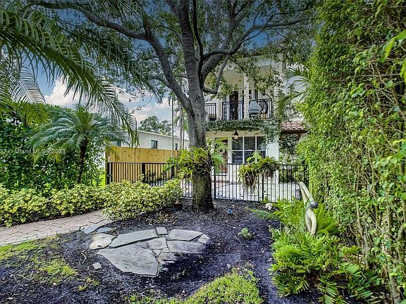 3rd image of 605 SW 10th St #0