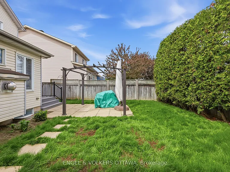 1033 Como Cres — Photo 26