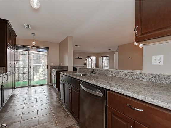 5th image of 220 Fox Hollow Dr APT 212