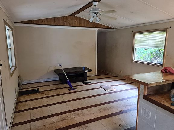 4th image of 2418 Garbelia Ave