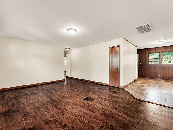 5th image of 304 E Broadmoor Street