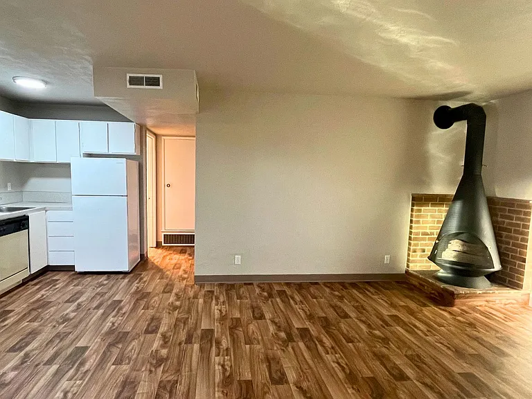 2705 Oak St #15 — Photo 3
