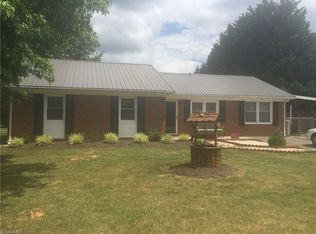 206 Ravenwood Cir, King, NC 27021