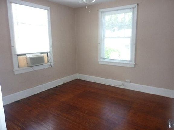 4th image of 226 13th Ave NE APT 5