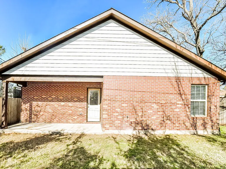 2913 Louis St — Photo 15