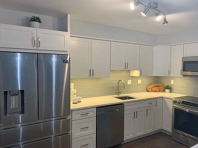 20 Hammond Pond Pkwy #206 — Photo 2