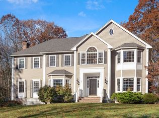 101 Nutmeg Ln, North Andover, MA 01845