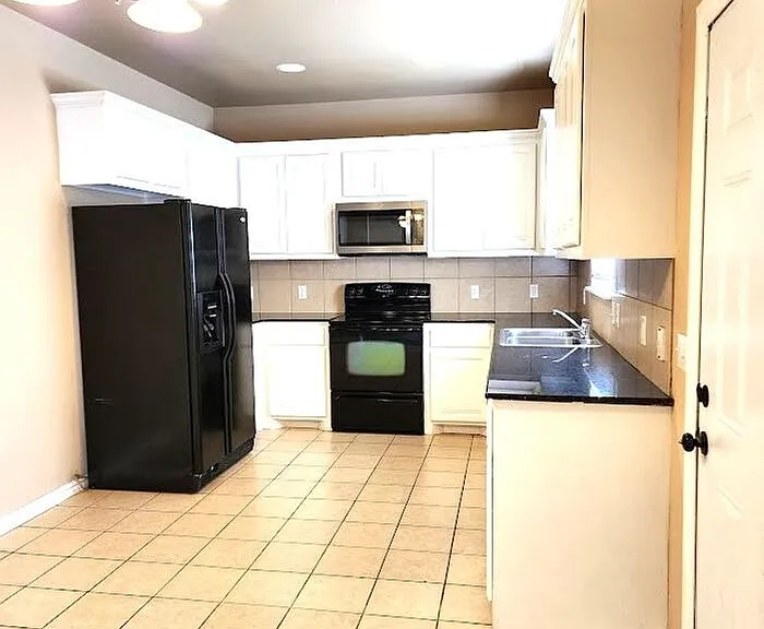 13705 Oxford Dr — Photo 13