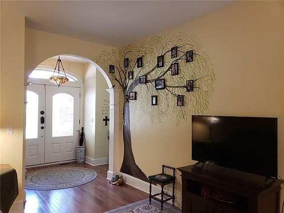 4th image of 833 Mailpouch Ln