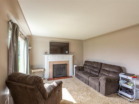 3rd image of 808 8th Streeet St