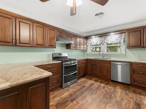 5th image of 4721 Carlyss Dr