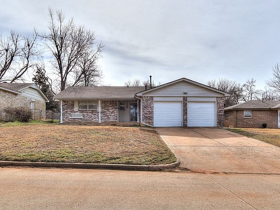 3rd image of 704 Elmwood Dr