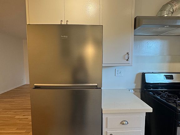 3rd image of 1933 N Beachwood Dr #102