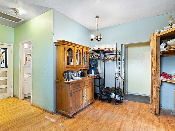 5th image of 131 W Spring St