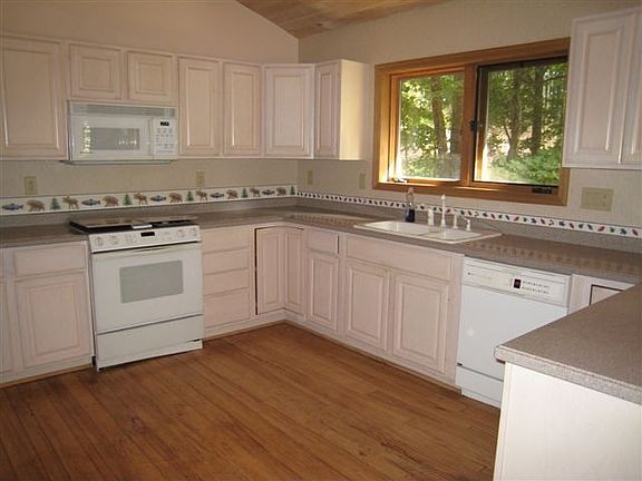 Updated Kitchen/Wood Floors