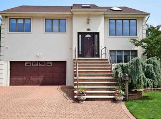 42 Centre St, Woodmere, NY 11598