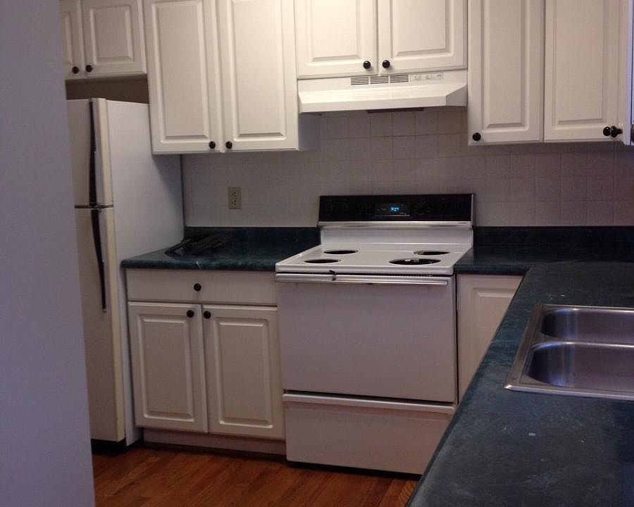 equipped kitchen/ hw floors