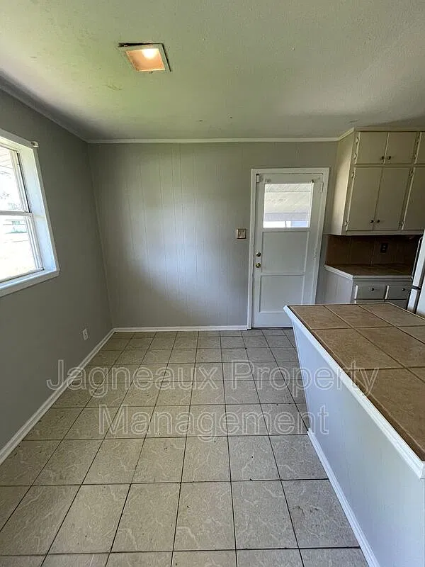 3 bed, 1.0 bath, 1040 sqft, $1,000 — Photo 3